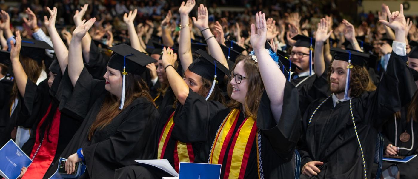 即将毕业的东北大学学生举起双手