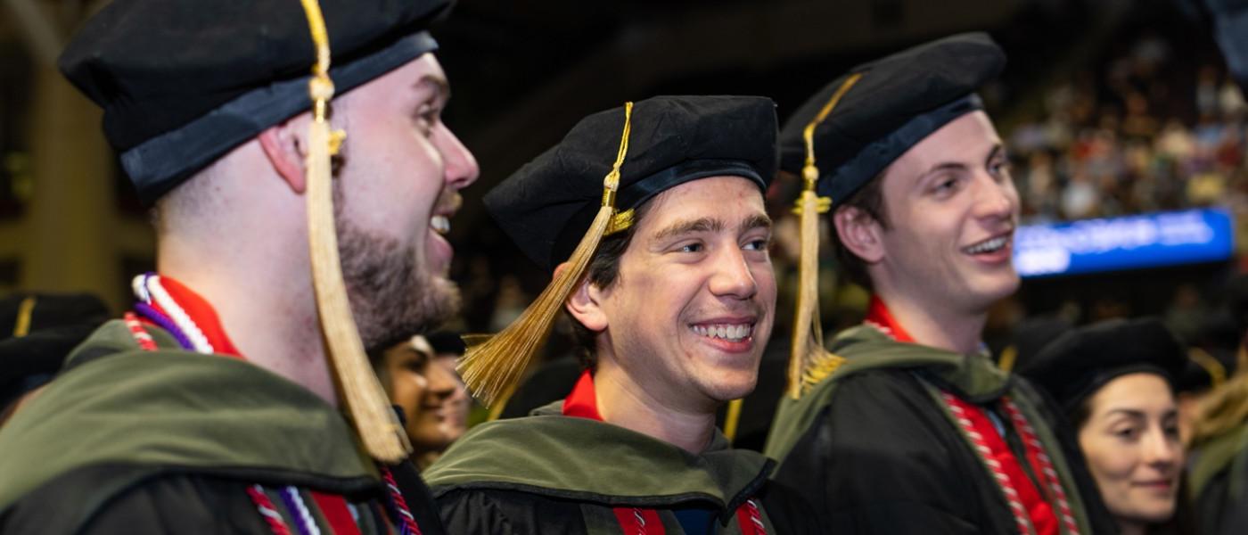 三位即将毕业的东北大学学生在毕业典礼上微笑
